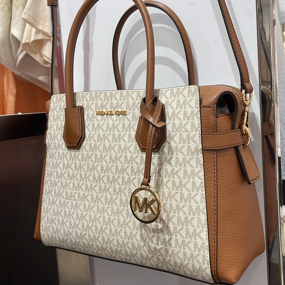 MICHAEL KORS
Mercer Medium Logo and Leather Belted Satchel Crossbody
Vanilla
NWT